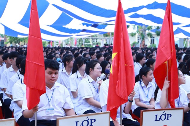 Đ&ocirc;ng đảo học sinh Trường THPT An Dương dự Lễ khai giảng năm học mới trong kh&ocirc;ng kh&iacute; trang nghi&ecirc;m, phấn khởi.