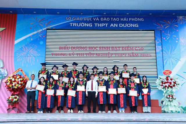 Nh&agrave; trường biểu dương học sinh đạt th&agrave;nh t&iacute;ch cao trong Kỳ thi tốt nghiệp THPT năm 2025.
