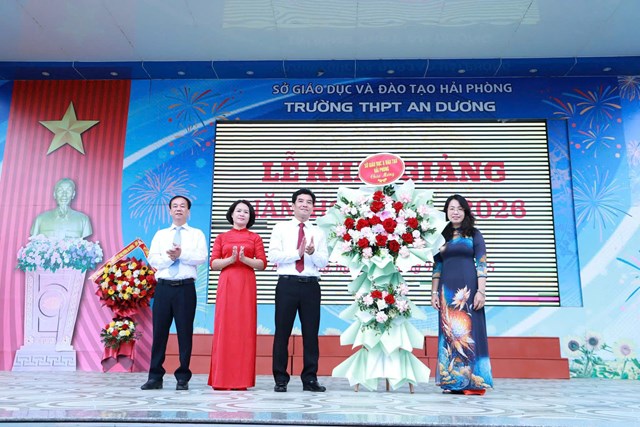 Đại diện Sở Gi&aacute;o dục v&agrave; Đ&agrave;o tạo Hải Ph&ograve;ng tặng hoa ch&uacute;c mừng Trường THPT An Dương nh&acirc;n dịp khai giảng.