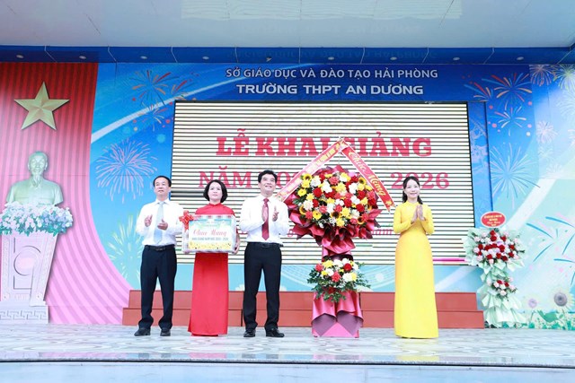 L&atilde;nh đạo phường An Dương tặng hoa, qu&agrave; động vi&ecirc;n thầy v&agrave; tr&ograve; Trường THPT An Dương bước v&agrave;o năm học mới.