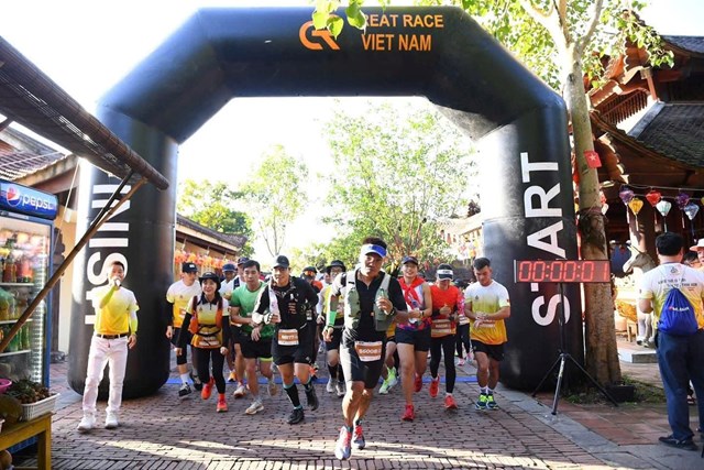 Vận động vi&ecirc;n cự ly 50km xuất ph&aacute;t l&uacute;c 4h s&aacute;ng từ trụ sở UBND phường Y&ecirc;n Tử, bắt đầu h&agrave;nh tr&igrave;nh chinh phục cung đường qua miền di sản.