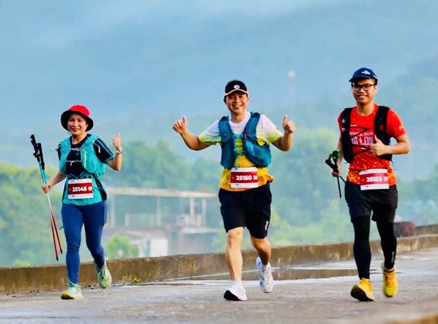 Vận động vi&ecirc;n tr&ecirc;n đường chạy băng qua n&uacute;i rừng Y&ecirc;n Tử, tận hưởng cảnh sắc thi&ecirc;n nhi&ecirc;n h&ugrave;ng vĩ trong buổi sớm m&ugrave;a thu.