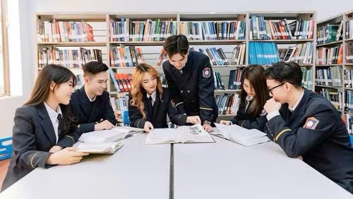 Sinh vi&ecirc;n Trường Đại học H&agrave;ng hải Việt Nam trong giờ học tại thư viện, thể hiện m&ocirc;i trường đ&agrave;o tạo hiện đại, năng động.