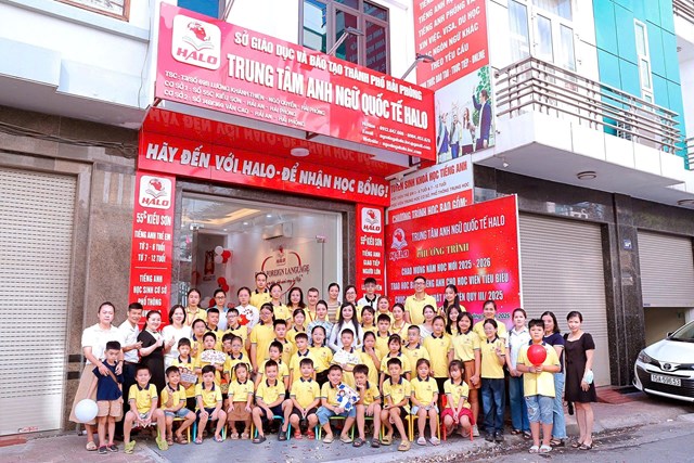 To&agrave;n cảnh khai giảng năm học mới tại Trung t&acirc;m Anh ngữ Quốc tế HALO, chi nh&aacute;nh Kiều Sơn &ndash; Hải Ph&ograve;ng, với sự tham gia đ&ocirc;ng đảo phụ huynh, gi&aacute;o vi&ecirc;n v&agrave; học sinh.