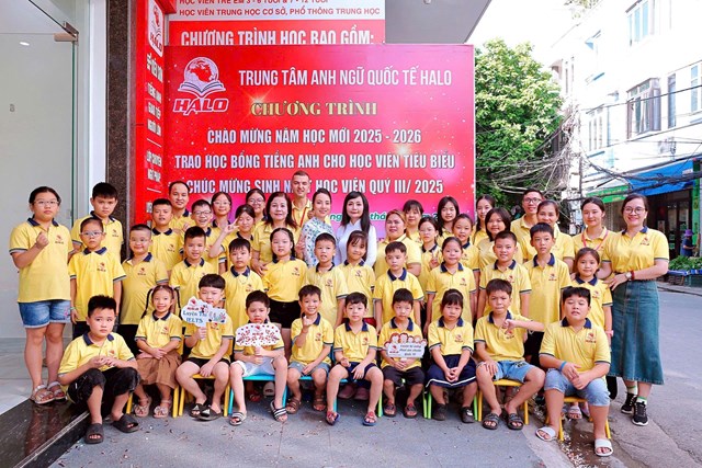 C&aacute;c thầy c&ocirc; v&agrave; học sinh Trung t&acirc;m HALO c&ugrave;ng nhau chụp ảnh lưu niệm trước bảng chương tr&igrave;nh ch&agrave;o mừng năm học 2025 &ndash; 2026.