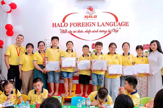 Đại diện Trung t&acirc;m trao giấy chứng nhận Quỹ Khuyến học HALO cho những học vi&ecirc;n ti&ecirc;u biểu, đạt th&agrave;nh t&iacute;ch xuất sắc trong học tập.