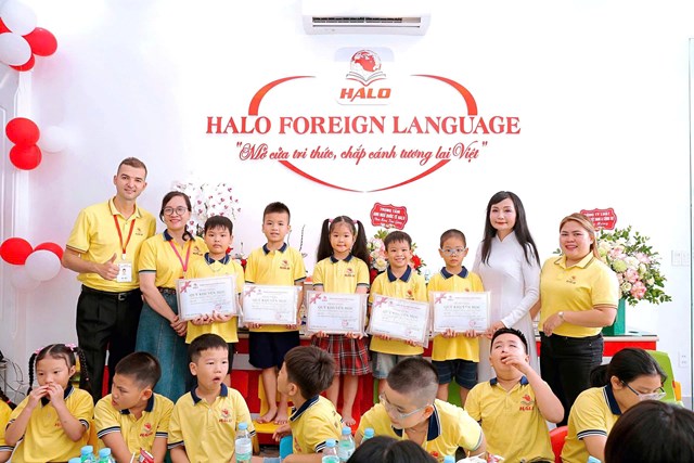 Những gương mặt học sinh ti&ecirc;u biểu nhận học bổng tiếng Anh tại buổi lễ, thể hiện sự tự tin v&agrave; nỗ lực kh&ocirc;ng ngừng.