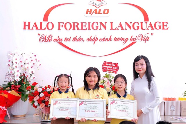 Kh&ocirc;ng kh&iacute; vui tươi trong phần trao học bổng 3.000.000 đồng cho học sinh đạt th&agrave;nh t&iacute;ch nổi bật.