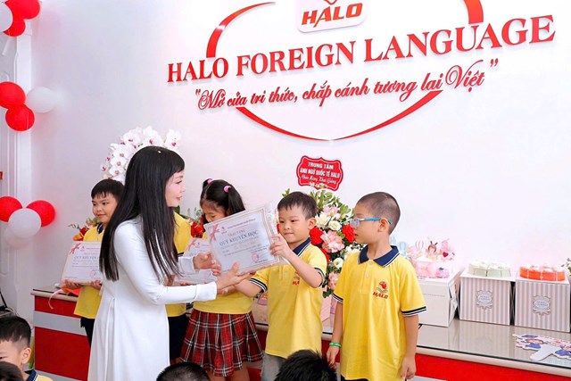 C&ocirc; gi&aacute;o trao tận tay học bổng khuyến học cho c&aacute;c em nhỏ, tiếp th&ecirc;m động lực trong h&agrave;nh tr&igrave;nh học tiếng Anh.