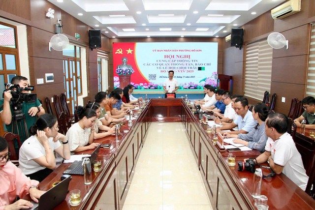 To&agrave;n cảnh Hội nghị cung cấp th&ocirc;ng tin về Lễ hội chọi tr&acirc;u Đồ Sơn &ndash; VTV 2025 do UBND phường Đồ Sơn tổ chức s&aacute;ng 12/9.