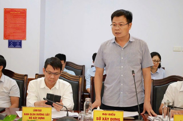 Đại diện Sở X&acirc;y dựng b&aacute;o c&aacute;o t&igrave;nh h&igrave;nh triển khai c&ocirc;ng t&aacute;c giải ph&oacute;ng mặt bằng v&agrave; những kh&oacute; khăn, vướng mắc trong qu&aacute; tr&igrave;nh thực hiện.