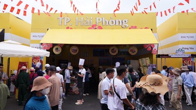 Gian h&agrave;ng TP Hải Ph&ograve;ng thu h&uacute;t đ&ocirc;ng đảo người d&acirc;n tham dự, rợp sắc cờ đỏ sao v&agrave;ng, lan tỏa tinh thần đo&agrave;n kết.