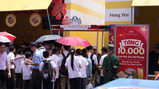 Dưới c&aacute;i nắng trưa, người d&acirc;n vẫn ki&ecirc;n nhẫn xếp h&agrave;ng nhận qu&agrave;, thể hiện sự tin tưởng v&agrave; gắn b&oacute; với hoạt động thiện nguyện.
