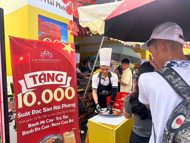Học sinh, người gi&agrave;, c&ocirc;ng nh&acirc;n&hellip; c&ugrave;ng c&oacute; mặt trong h&agrave;ng d&agrave;i, minh chứng cho sức lan tỏa của chương tr&igrave;nh &ldquo;10.000 suất đặc sản Hải Ph&ograve;ng&rdquo;.
