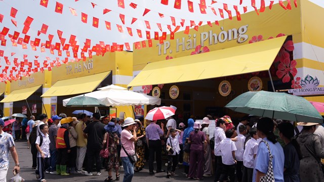 Gian h&agrave;ng TP Hải Ph&ograve;ng thu h&uacute;t đ&ocirc;ng đảo người d&acirc;n tham dự, rợp sắc cờ đỏ sao v&agrave;ng, lan tỏa tinh thần đo&agrave;n kết.