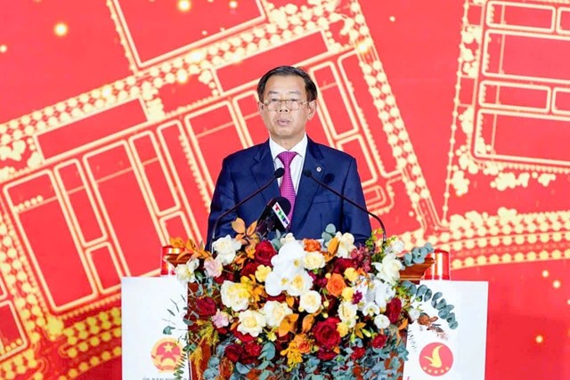 Đại diện Tập đo&agrave;n Vingroup tr&igrave;nh b&agrave;y cam kết đồng h&agrave;nh c&ugrave;ng th&agrave;nh phố trong triển khai c&aacute;c dự &aacute;n trọng điểm.
