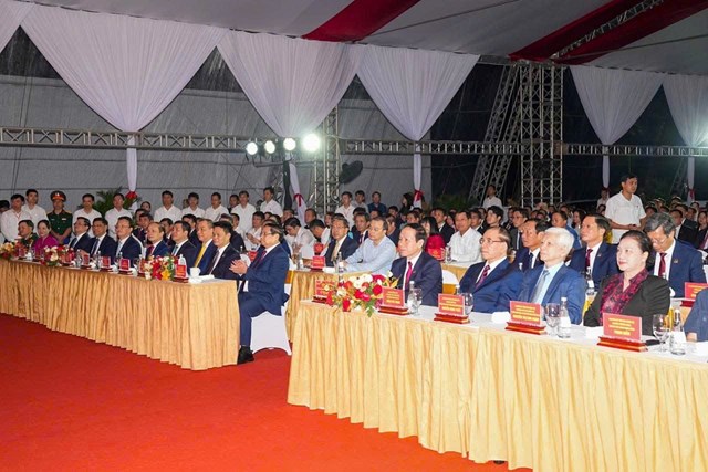 C&aacute;c đại biểu Trung ương, l&atilde;nh đạo th&agrave;nh phố v&agrave; doanh nghiệp tham dự Lễ khởi c&ocirc;ng.