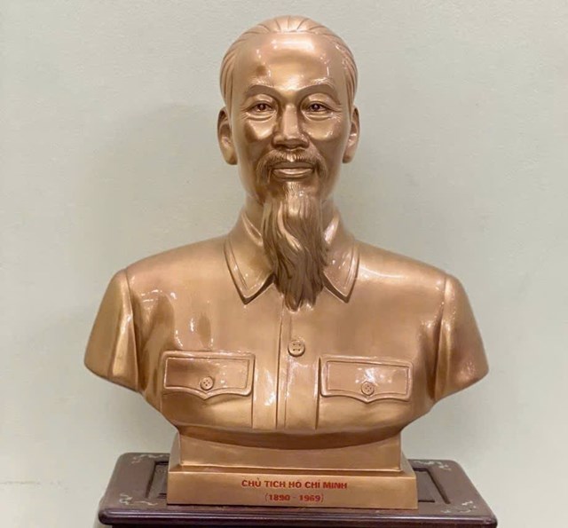 Tượng Chủ tịch Hồ Ch&iacute; Minh bằng đồng đỏ, thể hiện phong th&aacute;i ung dung, giản dị m&agrave; vĩ đại của vị l&atilde;nh tụ k&iacute;nh y&ecirc;u.
