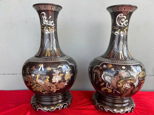 Lọ hoa đồng khảm tam kh&iacute; với chữ Ph&uacute;c thư ph&aacute;p, chạm khắc hoa văn tinh xảo, biểu tượng cho sự may mắn v&agrave; sung t&uacute;c.
