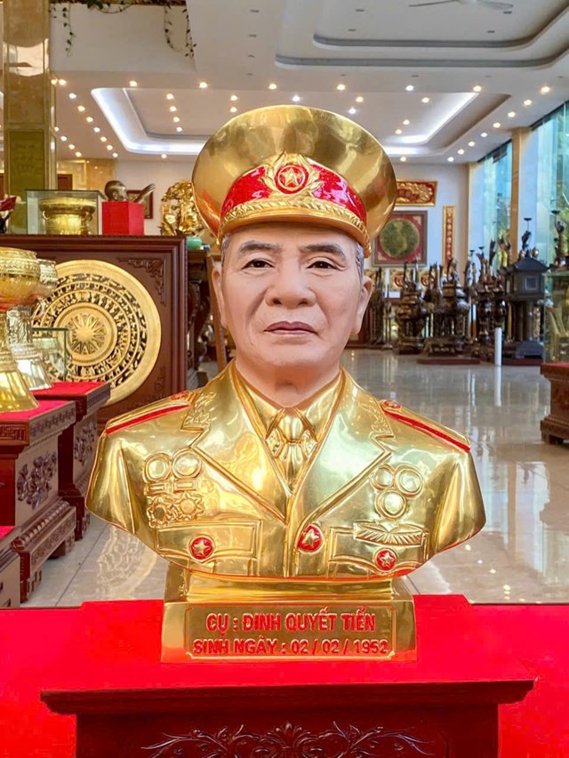 Tượng ch&acirc;n dung cụ Đinh Quyết Tiến trong qu&acirc;n phục, chế t&aacute;c c&ocirc;ng phu, thể hiện niềm tự h&agrave;o của gia đ&igrave;nh v&agrave; truyền thống c&aacute;ch mạng.