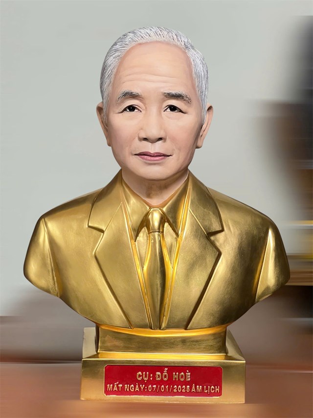 Tượng ch&acirc;n dung cụ Đỗ Ho&egrave; bằng đồng mạ v&agrave;ng, khắc họa thần th&aacute;i trang nghi&ecirc;m, lưu giữ h&igrave;nh ảnh đời đời cho con ch&aacute;u tưởng nhớ.