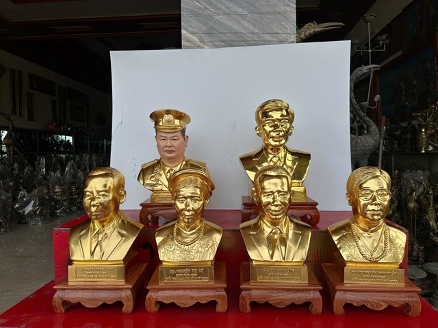 Bộ sưu tập tượng ch&acirc;n dung đồng d&aacute;t v&agrave;ng &ndash; gồm nhiều thế hệ, nhiều nh&acirc;n vật, được t&aacute;i hiện ch&acirc;n thực, sống động.