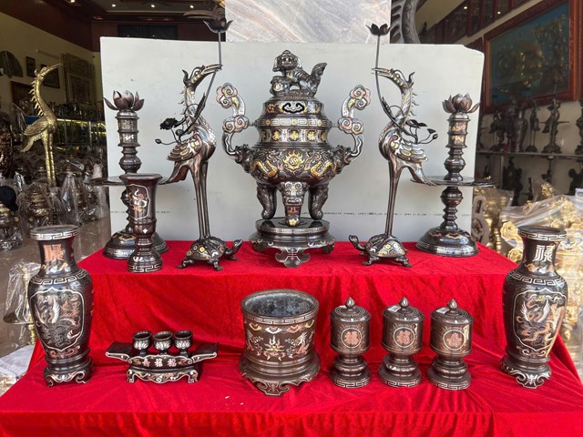 Bộ đồ thờ bằng đồng tam kh&iacute; với đầy đủ phụ kiện: đỉnh, đ&ocirc;i hạc chầu, ch&acirc;n nến, lọ hoa, ống hương&hellip; mang đậm gi&aacute; trị t&acirc;m linh.