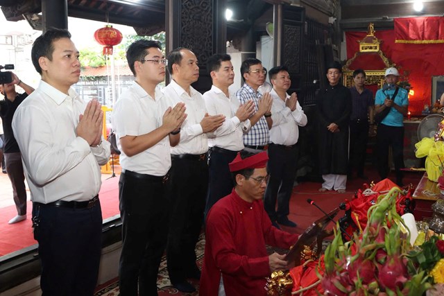 Nghi lễ d&acirc;ng hương tại Đền Ngh&egrave; trước khi rước nước