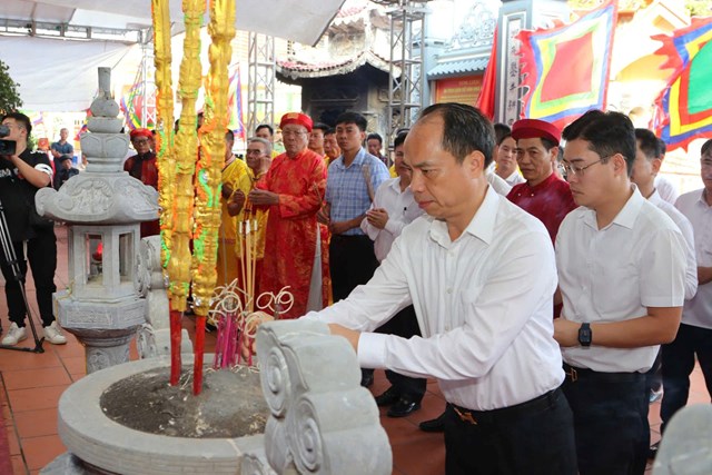 Đại biểu v&agrave; nh&acirc;n d&acirc;n d&acirc;ng hương cầu quốc th&aacute;i d&acirc;n an, mưa thuận gi&oacute; h&ograve;a