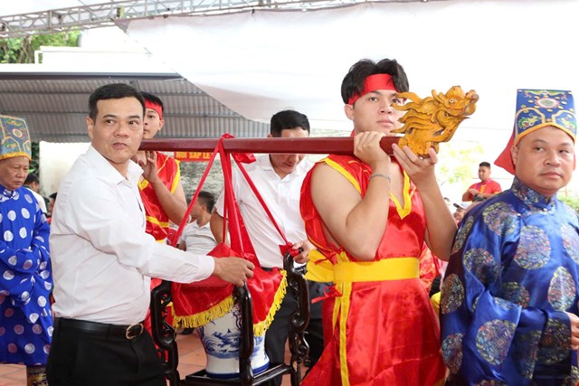 Nghi thức lấy nước &ndash; đựng chum s&agrave;nh, phủ vải đỏ v&agrave; rước về đền bằng kiệu long đ&igrave;nh, thể hiện sự t&ocirc;n k&iacute;nh với thủy thần