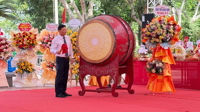 Đồng ch&iacute; Nghi&ecirc;m Xu&acirc;n Cường, Ph&oacute; Chủ tịch HĐND tỉnh gi&oacute;ng trống khai hội.