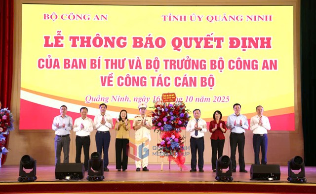 Thiếu tướng Trần Văn Ph&uacute;c nhận hoa ch&uacute;c mừng từ l&atilde;nh đạo tỉnh Quảng Ninh.