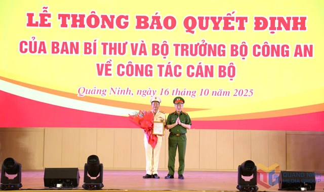 Đại t&aacute; Vũ Thanh T&ugrave;ng nhận Quyết định của Bộ trưởng Bộ C&ocirc;ng an phụ tr&aacute;ch C&ocirc;ng an tỉnh Quảng Ninh.