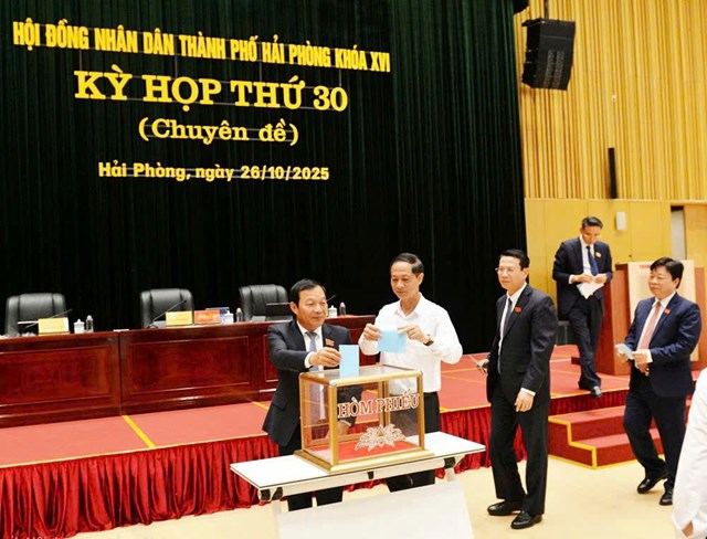 Các đại biểu bỏ phiếu bầu nhân sự tại kỳ họp.