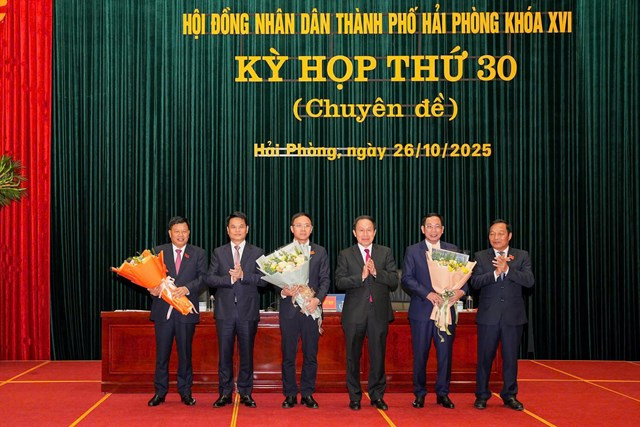 Các đồng chí: Lê Tiến Châu, Ủy viên Trung ương Đảng, Bí thư Thành ủy, Trưởng Đoàn đại biểu Quốc hội thành phố Hải Phòng; Lê Ngọc Châu, Phó bí thư Thành ủy, Chủ tịch UBND thành phố; Lê Văn Hiệu, Phó Bí thư Thành ủy, Chủ tịch HĐND thành phố chúc mừng các đồng chí được bầu tại kỳ họp.