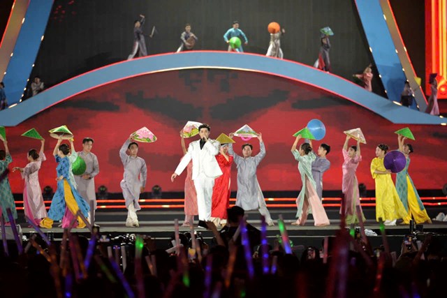 Màn biểu diễn tri ân người thợ mỏ Quảng Ninh, khắc họa tinh thần “Kỷ luật và Đồng tâm” – nét đẹp truyền thống của vùng đất công nghiệp anh hùng.