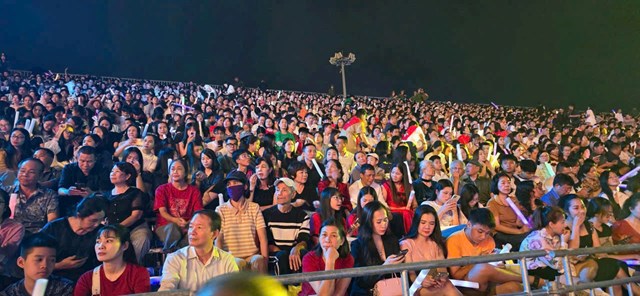 Chương trình đã thu hút 30.000 khán giả tham dự, vé mời miễn phí được phát cho nhân dân và du khách.