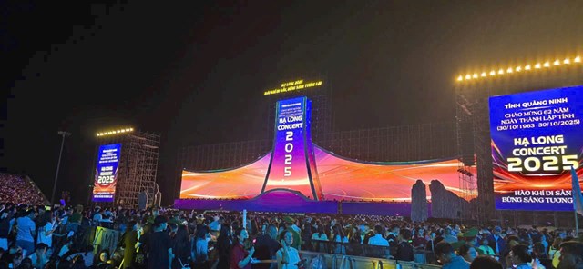 Sân khấu Concert Hạ Long 2025 rực rỡ sắc màu, mở đầu chương trình với màn biểu diễn hoành tráng, kết hợp giữa âm nhạc, vũ đạo và nghệ thuật trình diễn hiện đại.
