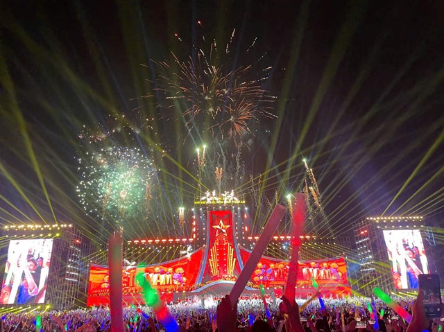 Pháo hoa tầm cao và hiệu ứng ánh sáng ngoạn mục, khép lại đêm đại nhạc hội trong không khí bùng nổ và tự hào.