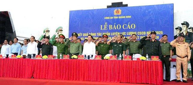 Đồng chí Lê Văn Ánh, Phó Chủ tịch UBND tỉnh và các đại biểu dự lễ.