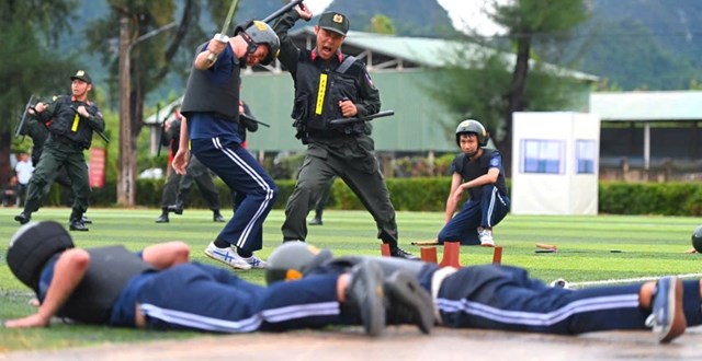 Các chiến sĩ biểu diễn tình huống khống chế, trấn áp đối tượng gây rối.