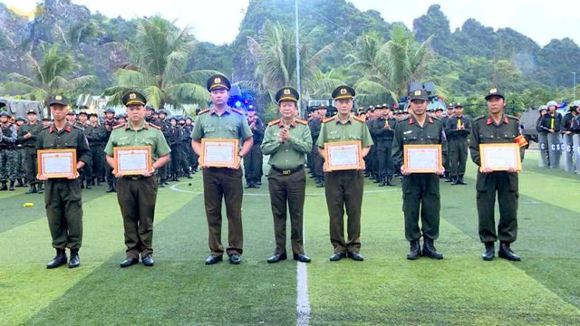 Đại tá Vũ Thanh Tùng, Phó Giám đốc phụ trách Công an tỉnh trao giấy khen cho các tập thể có thành tích xuất sắc trong công tác huấn luyện.