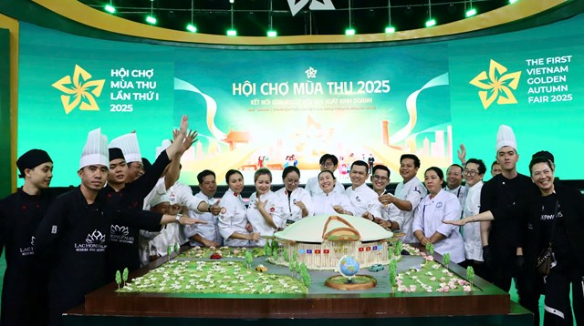 Từng chi tiết như hoa sen, tòa Kim quy, cây xanh... được tạo hình tỉ mỉ thể hiện tâm huyết và sự khéo léo của mỗi người đầu bếp tại Lạc Hồng Palace và các đầu bếp chuyên nghiệp Sài Gòn (Ảnh: VietKings)