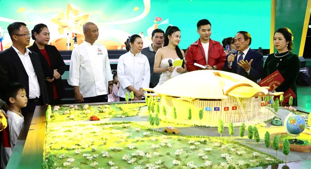 Tiến sĩ Ngô Quang Xuân - đại diện Tổ chức Kỷ lục Việt Nam chia sẻ và chúc mừng kỷ lục mới đến Công ty TNHH K.N.V (Ảnh: VietKings)