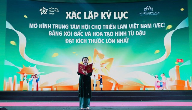 Bà Võ Lưu Lan Uyên – Phó Tổng thư ký Tổ chức Kỷ lục Việt Nam (VietKings) đại diện công bố Quyết định xác lập Kỷ lục Việt Nam (Ảnh: VietKings)
