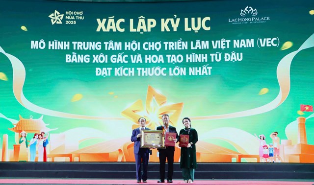 Tiến sĩ Ngô Quang Xuân - Nguyên Đại sứ Việt Nam tại Liên Hợp Quốc, Thường trực Hội đồng xác lập Tổ chức Kỷ lục Việt Nam và bà Võ Lưu Lan Uyên trao bằng Kỷ lục đến ông Ngô Văn Kiều - Giám đốc K.N.V – Trung tâm Hội nghị Tiệc cưới Lạc Hồng (Ảnh: VietKings)