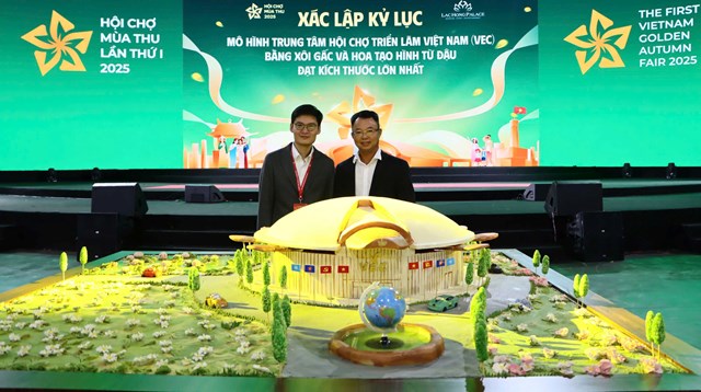 Sau xác lập, mô hình được K.N.V trao tặng lại cho đại diện Trung tâm Hội nghị triển lãm Việt Nam (Ảnh: VietKings)