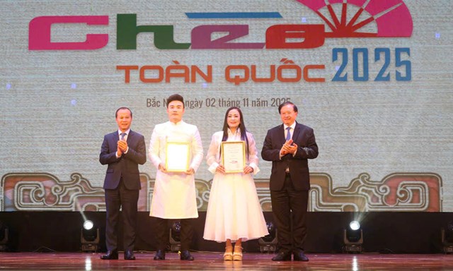 C&aacute;c đồng ch&iacute; Tạ Quang Đ&ocirc;ng, Mai Sơn trao giải Xuất sắc cho c&aacute;c nghệ sĩ.