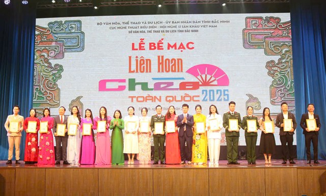 Đại diện Ban tổ chức trao Huy chương V&agrave;ng cho c&aacute;c nghệ sĩ.