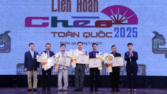 Ban tổ chức Trao Huy chương Bạc cho 5 vở diễn xuất sắc.